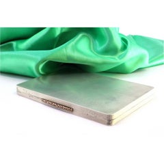 Boîtier perforé en argent et or avec intérieur en or et fermoir doré