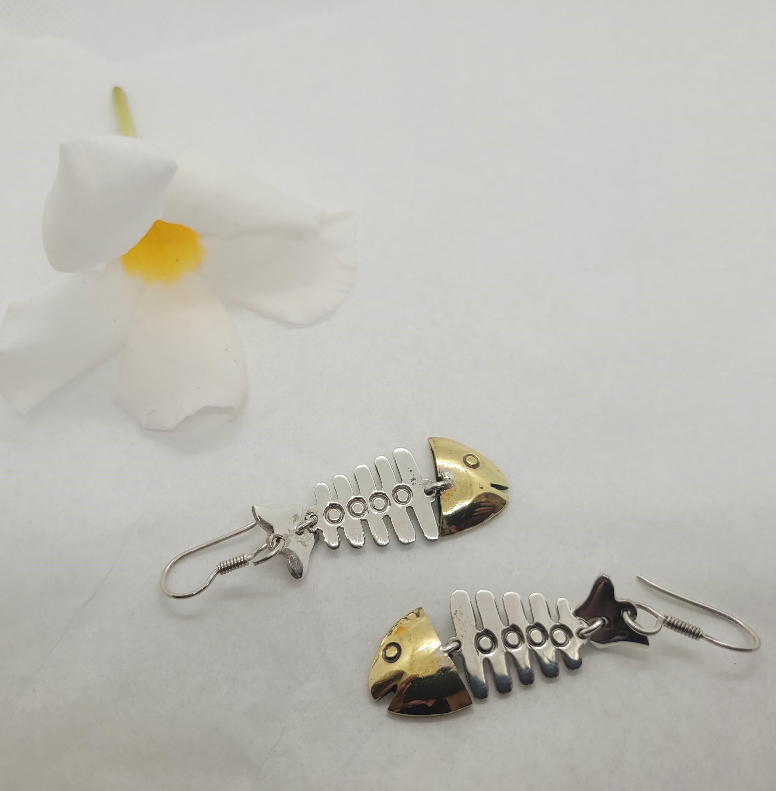 Stylish silver and gold plated fish bone earrings with a hook and weighing 11.3 grams. These fun earrings were made in Mexico, stamped Mexico 925 measuring 58 x 40 mm in size. Overall, these earrings are in very good condition and make a fun
