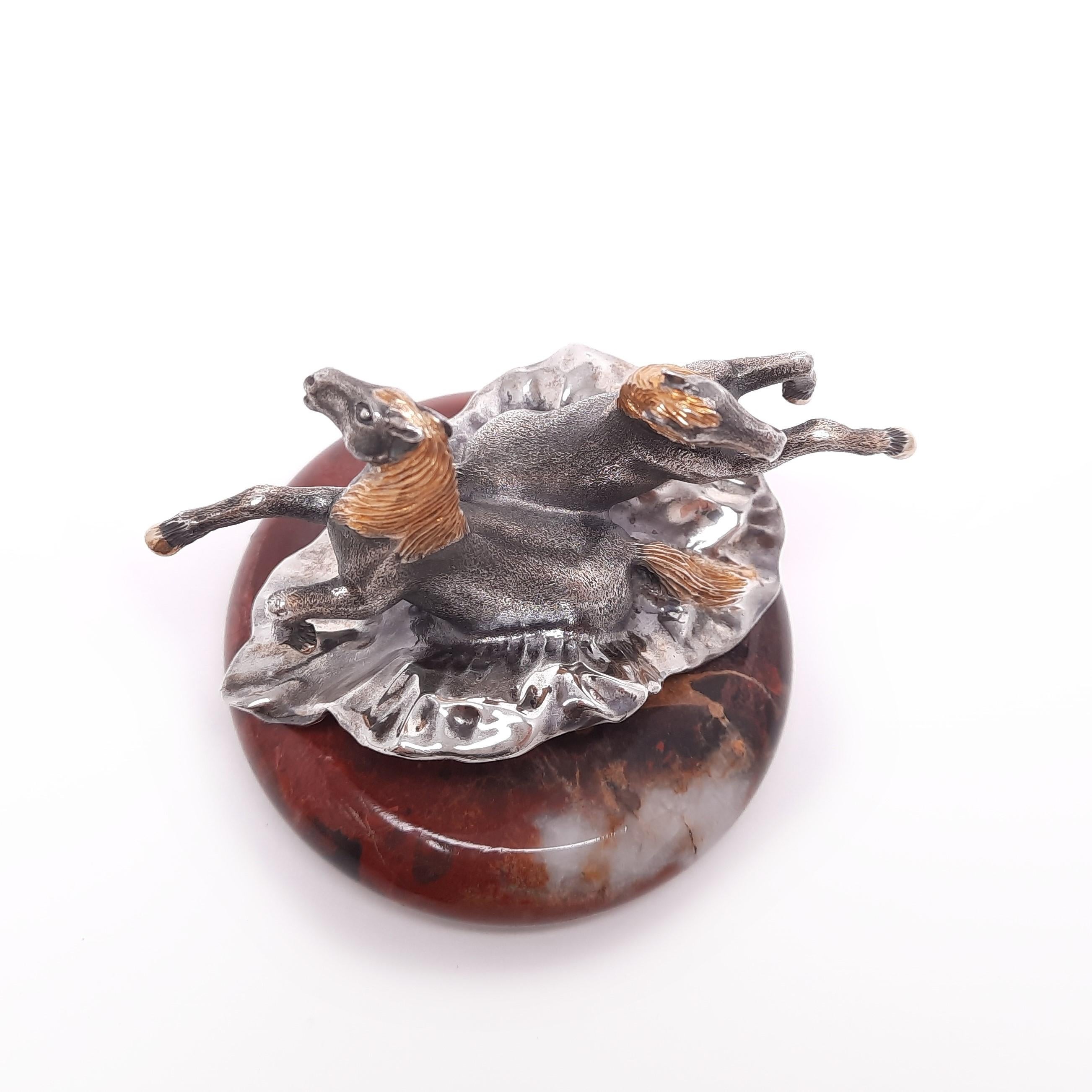 Contemporaneo Miniatura di cavallo in argento placcato oro 