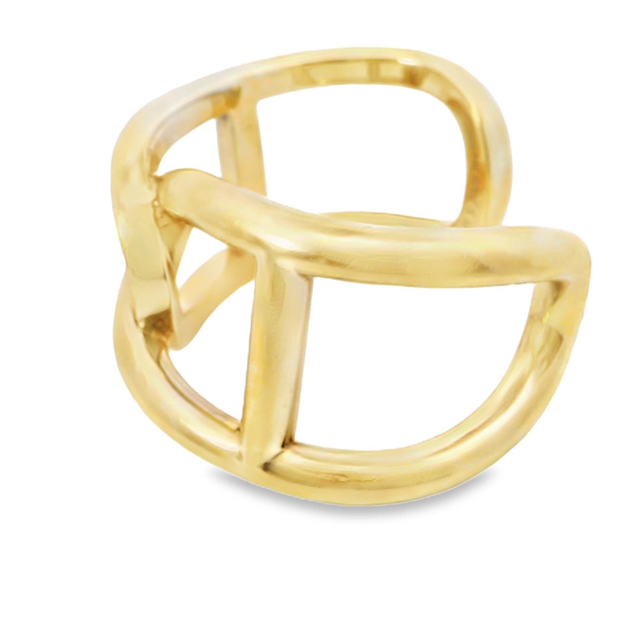 **Eleganza ad incastro**

Una danza di forma e funzione.

Realizzato da Hermès nel 1970, questo braccialetto bangle incarna la precisione dell'arte francese. Il pezzo presenta un audace design a incastro, in cui ogni curva e anello confluisce