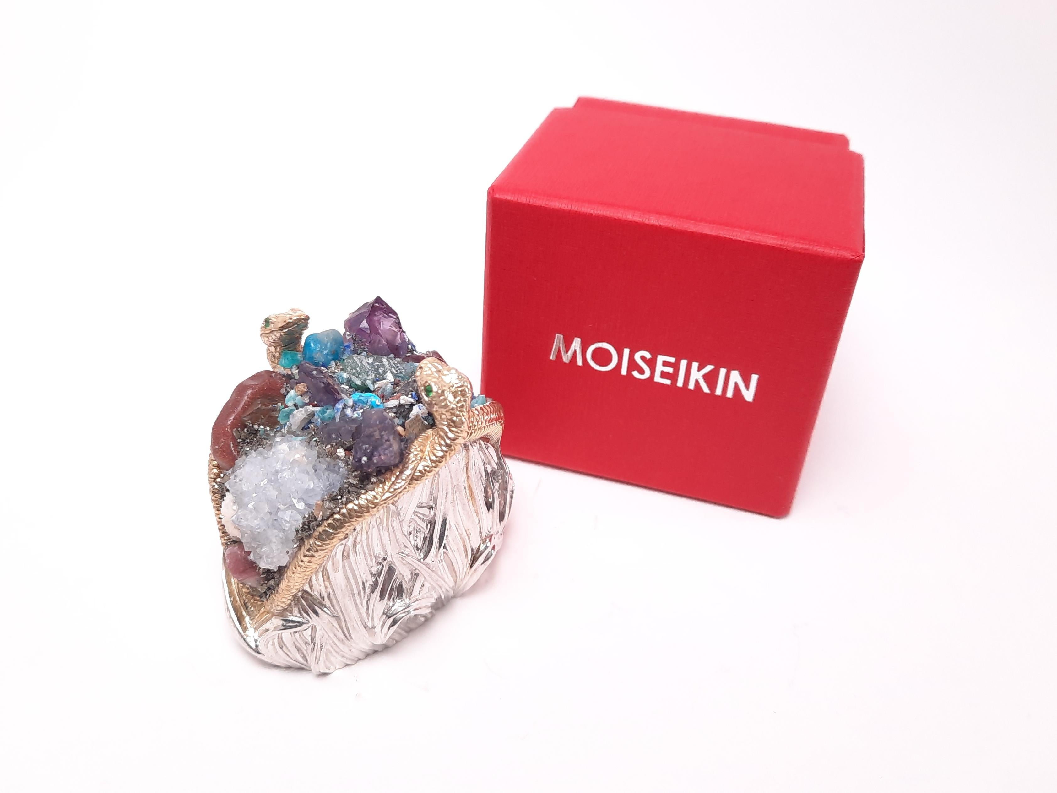 Contemporaneo Miniatura di serpente in argento placcato oro con pietre preziose di MOISEIKIN in vendita