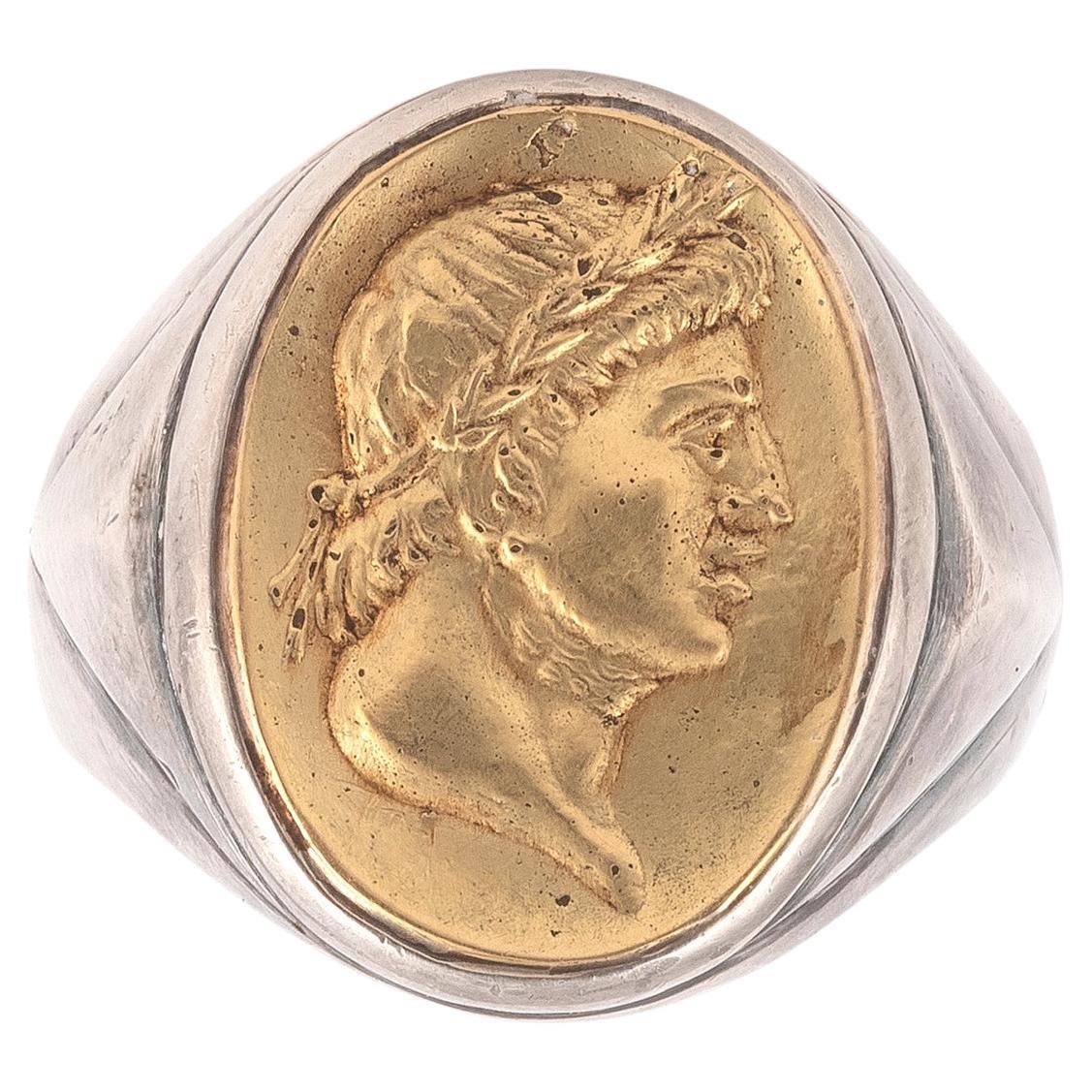 Darstellung eines römischen Kaisers Gaius Julius Caesar, 18kt Gelbgold und Silber.
Obere Größe 21mm x 18mm
Ring Größe 10 
Bruttogewicht: 21gr.