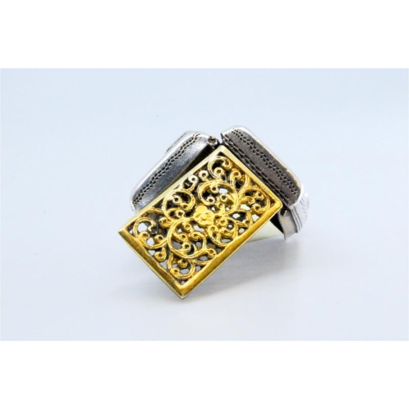 19th Century Silver-gold suitcase-shaped vinaigrette with engraved lid, George IV period For Sale