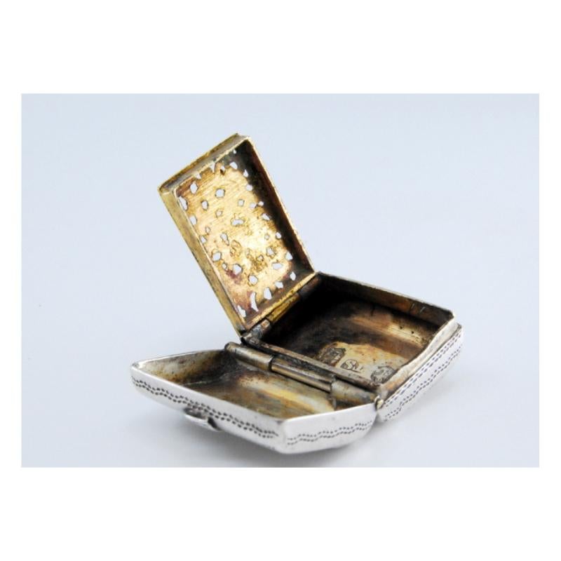 Silver-gold suitcase-shaped vinaigrette with engraved lid, George IV period For Sale 1