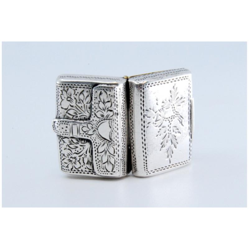 Silver-gold suitcase-shaped vinaigrette with engraved lid, George IV period For Sale 2