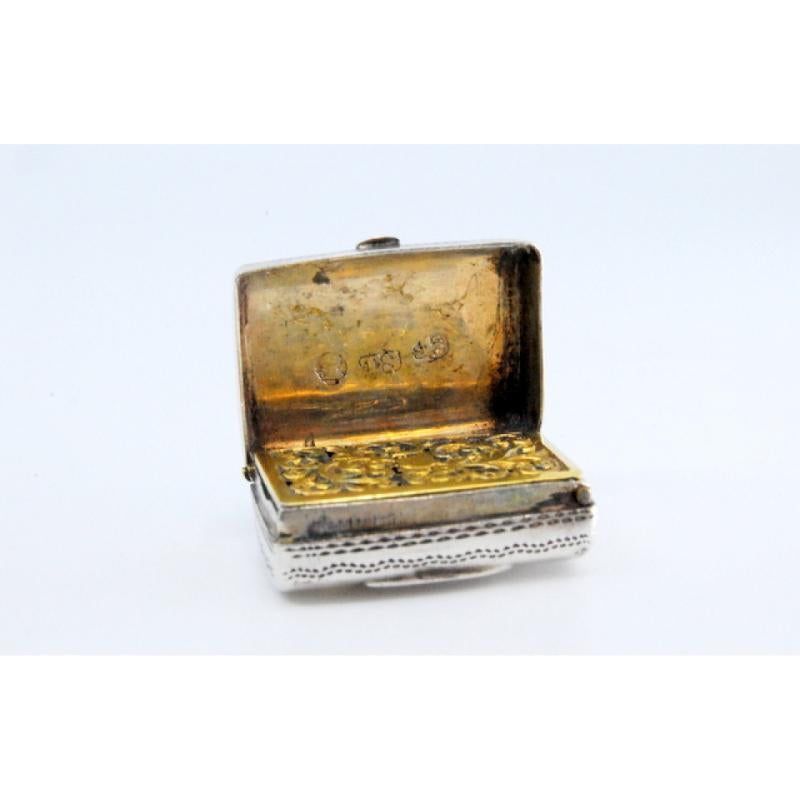 Silver-gold suitcase-shaped vinaigrette with engraved lid, George IV period For Sale 3