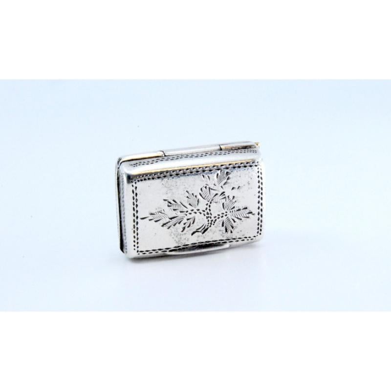 Silver-gold suitcase-shaped vinaigrette with engraved lid, George IV period For Sale 4