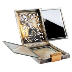 Scatola da toilette in argento e oro con coperchio a taglio floreale e cinque cabochon rossi