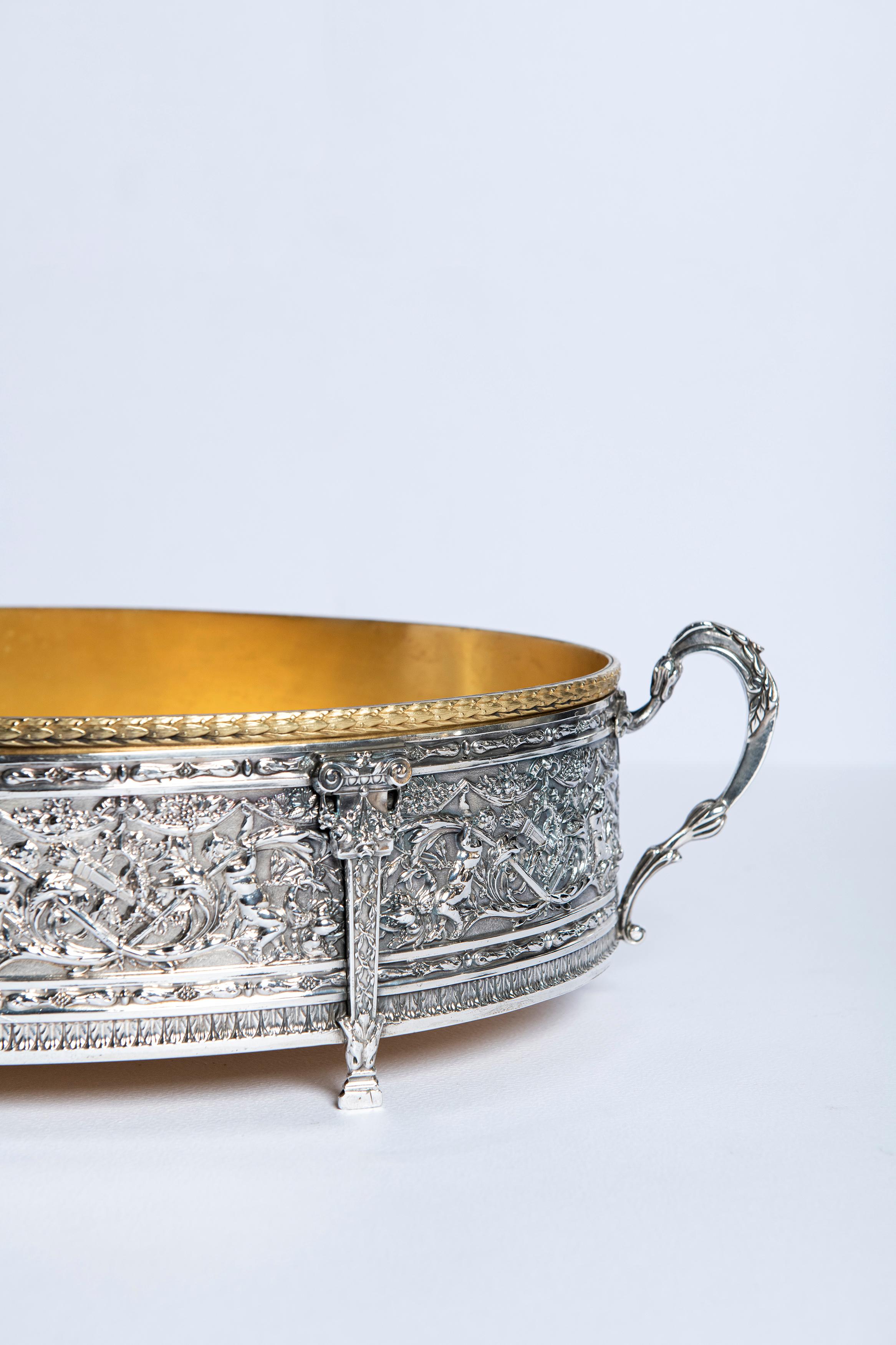 Giardiniera in argento, oro vermeil e bronzo dorato, Francia, fine del XIX secolo.
Con segni d'argento.
Interno in bronzo dorato.
 