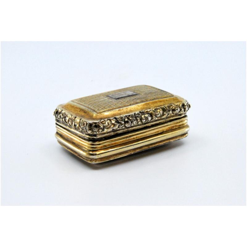 Description: Silver and gold vinaigrette box with friezes and reliefs from the George IV period. Metal: Silver - Gold. Origin: English. Brand: Birmingham. Weight: 15.37 grams. Dimensions: 3.5x9cm. Content: (Silver)925/1000-(Gold)375/1000. Assay