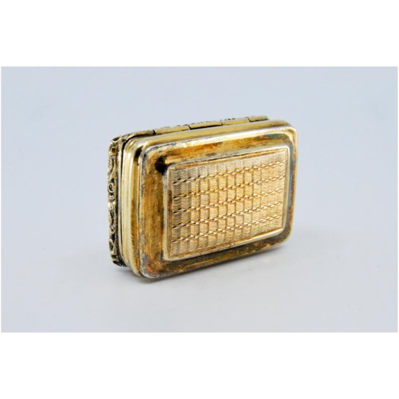 Silver & gold vinaigrette box w/ friezes & reliefs from the George IV period For Sale 1