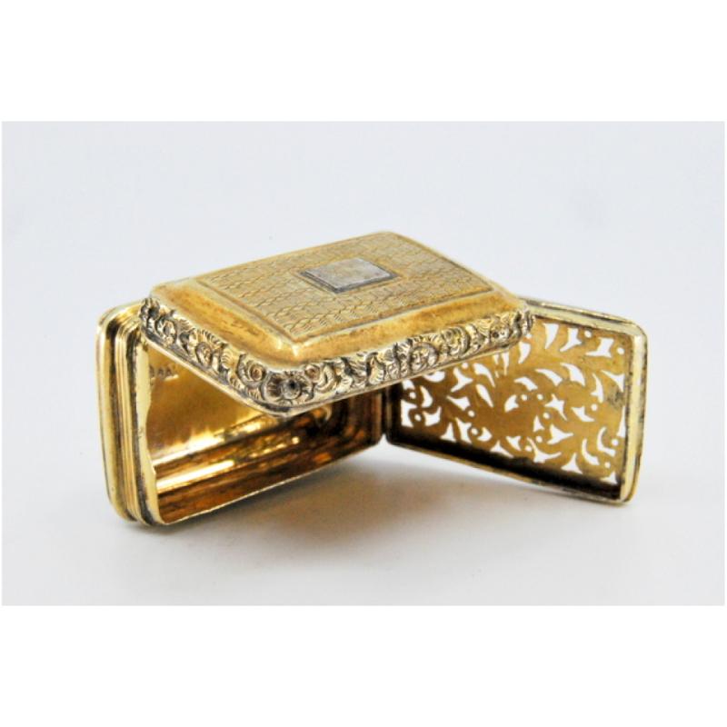 Silver & gold vinaigrette box w/ friezes & reliefs from the George IV period For Sale 3