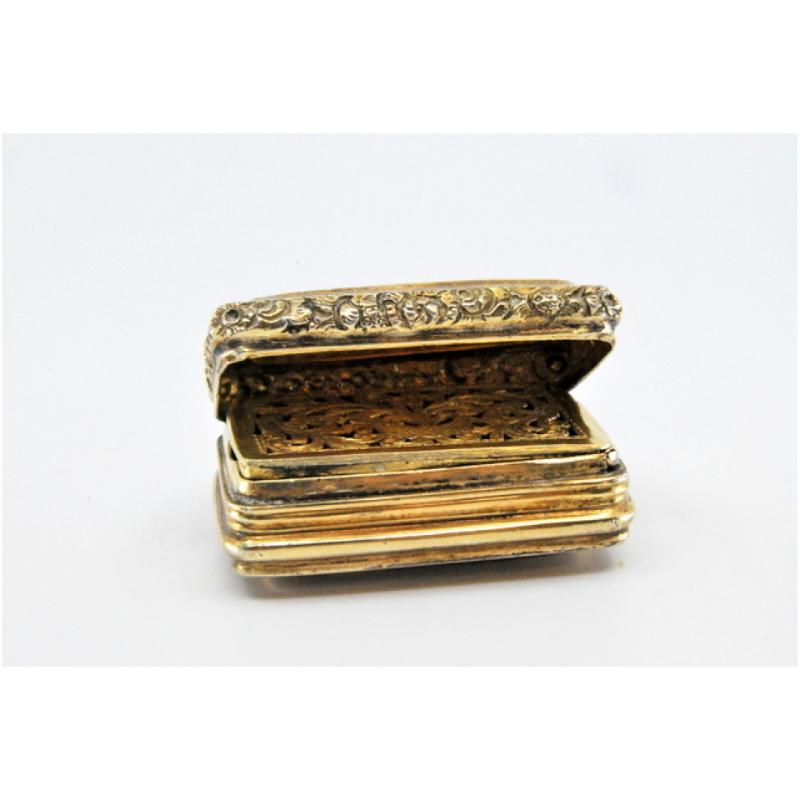 Silver & gold vinaigrette box w/ friezes & reliefs from the George IV period For Sale 4