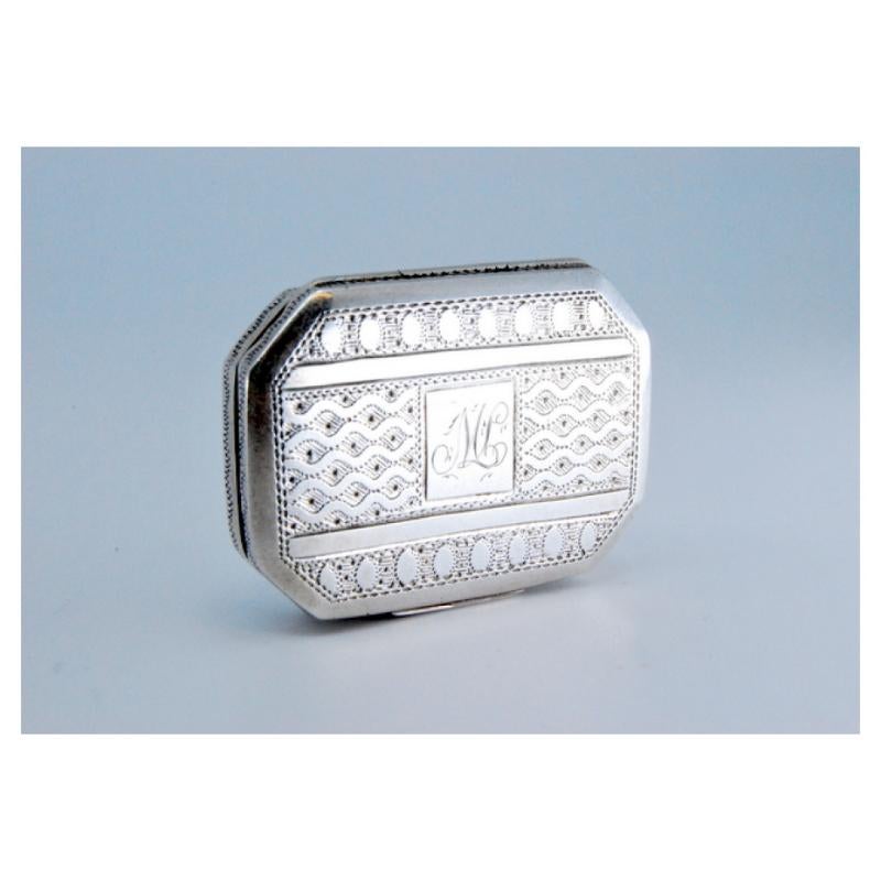 Beschreibung: Silber und Gold Vinaigrette-Box mit Gravur auf dem Deckel und Verpackung aus der Zeit von George III. Metall: Silber - Gold. Herkunft: Englisch. Marke: Birmingham. Gewicht: 14,38 Gramm. Abmessungen: 3,6x0,8cm. Inhalt: Silber (925/1000)