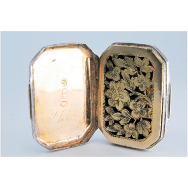 Silver & gold vinaigrette box w/ George III period engraving on the lid & casing (19. Jahrhundert) im Angebot