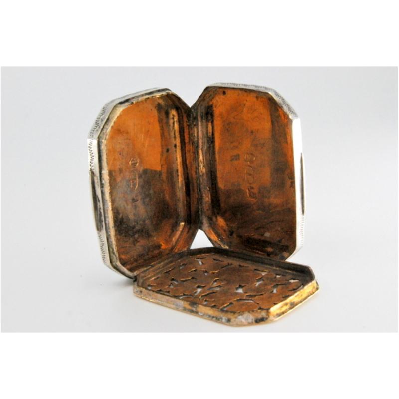 Silver & gold vinaigrette box w/ George III period engraving on the lid & casing im Angebot 1
