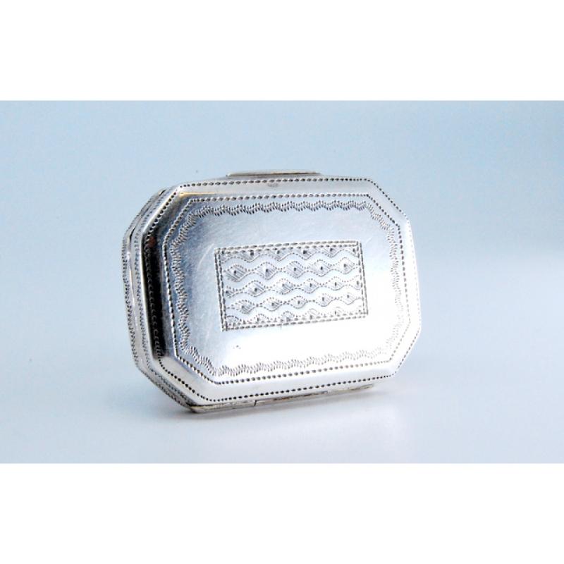 Silver & gold vinaigrette box w/ George III period engraving on the lid & casing im Angebot 2