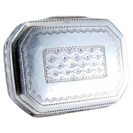 Silver & gold vinaigrette box w/ George III period engraving on the lid & casing