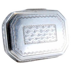 Silver & gold vinaigrette box w/ George III period engraving on the lid & casing