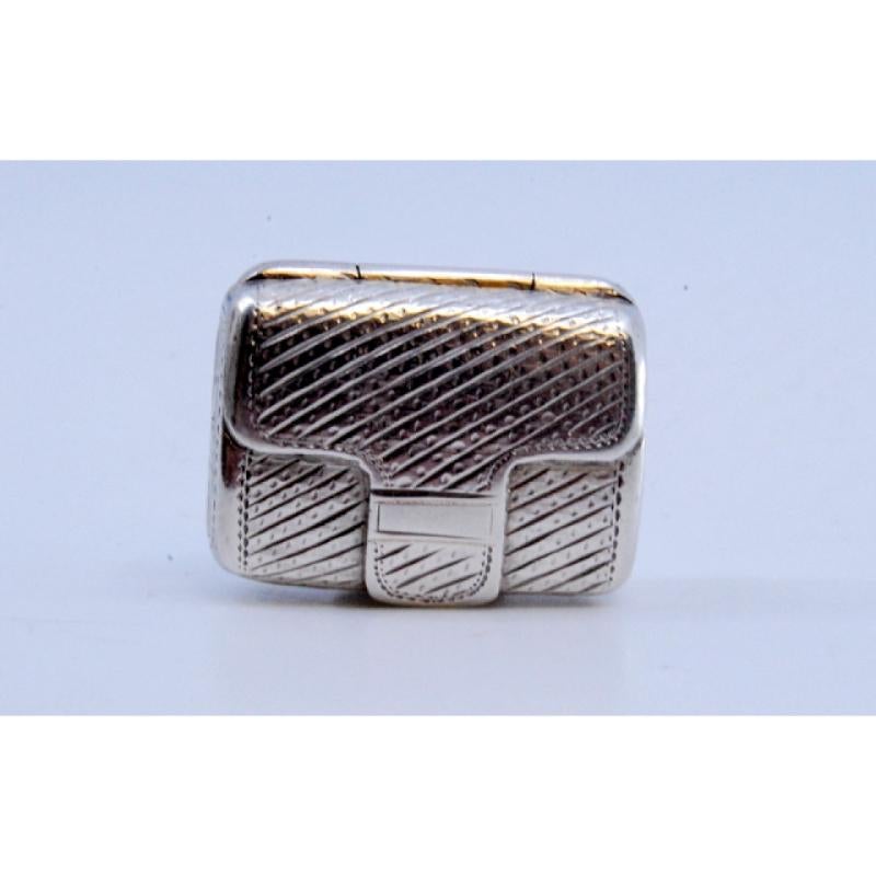 Silver & gold vinaigrette box w/ suitcase-shaped lid from the George III period For Sale 5