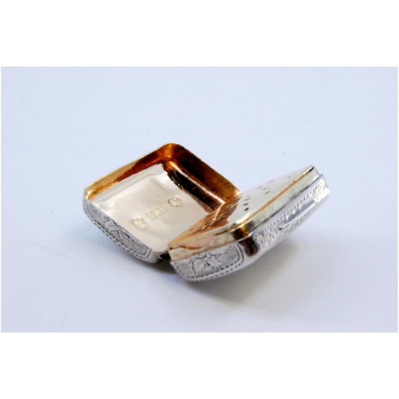 Description: Silver and gold vinaigrette box with suitcase-shaped lid from the George III period. Metal: Silver. Origin: English. Brand: Birmingham. Weight: 7.31 grams. Dimensions: 2.5x1.7cm. Content: 925/1000 (Silver) 375/1000 (Gold). Assay Mark: