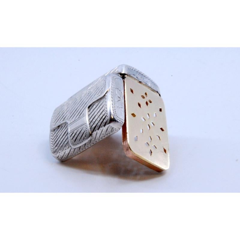 Silver & gold vinaigrette box w/ suitcase-shaped lid from the George III period For Sale 2