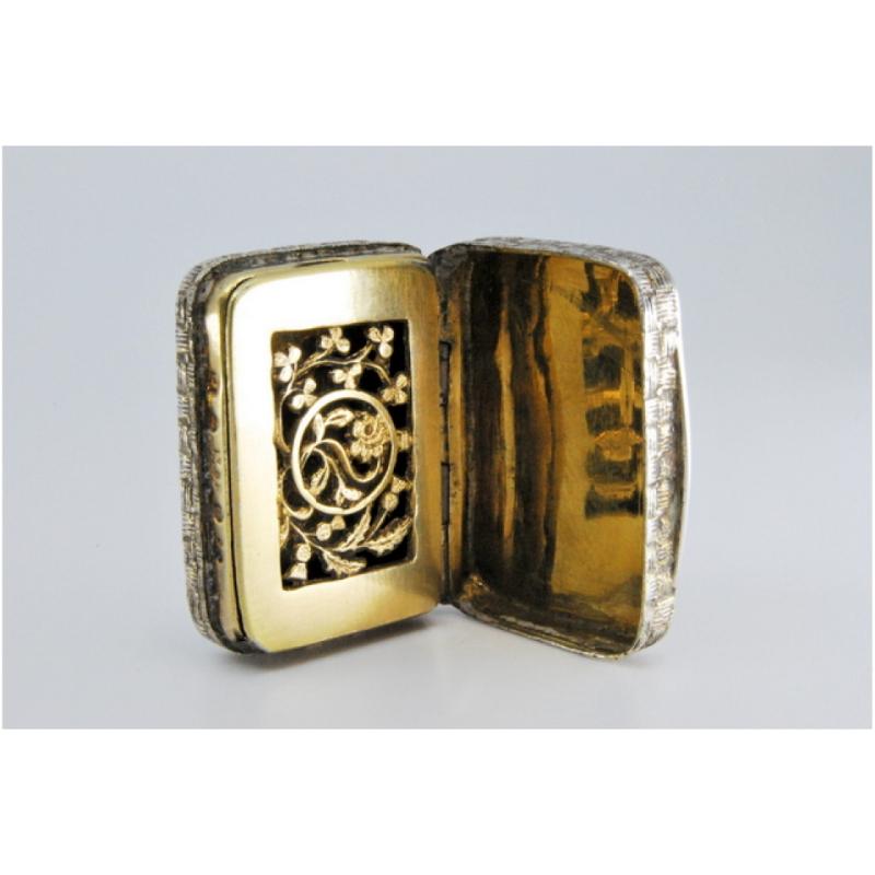 Description: Silver and gold vinaigrette box with asymmetrical engraving from the George III period. Metal: Silver - Gold. Origin: English. Brand: Birmingham. Weight: 20.12 grams. Dimensions: 3x0.8cm. Content: Silver (925/1000) - Gold (375/1000).