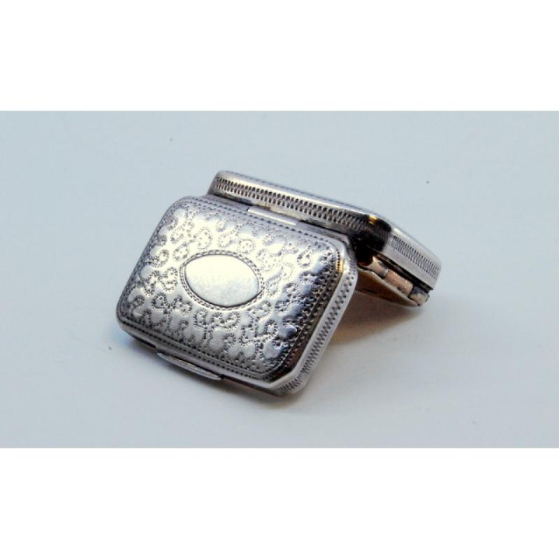 Silver-gold vinaigrette box with asymmetrical engraving, George III period In Good Condition For Sale In Porto, PT