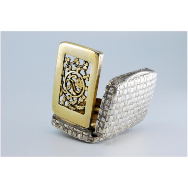 19th Century Silver-gold vinaigrette box with asymmetrical engraving, George III period For Sale