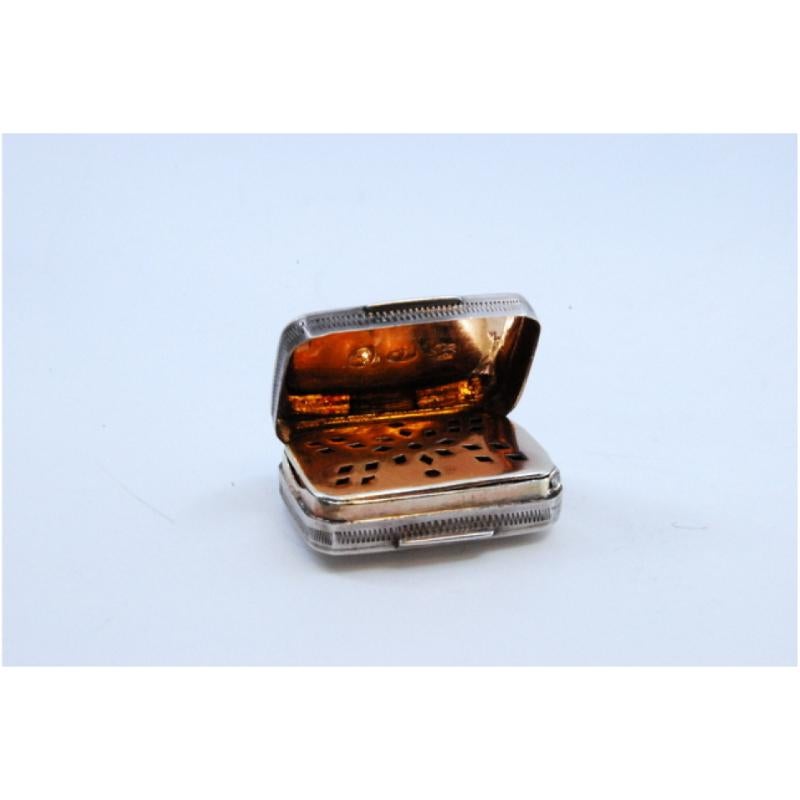 19th Century Silver-gold vinaigrette box with asymmetrical engraving, George III period For Sale