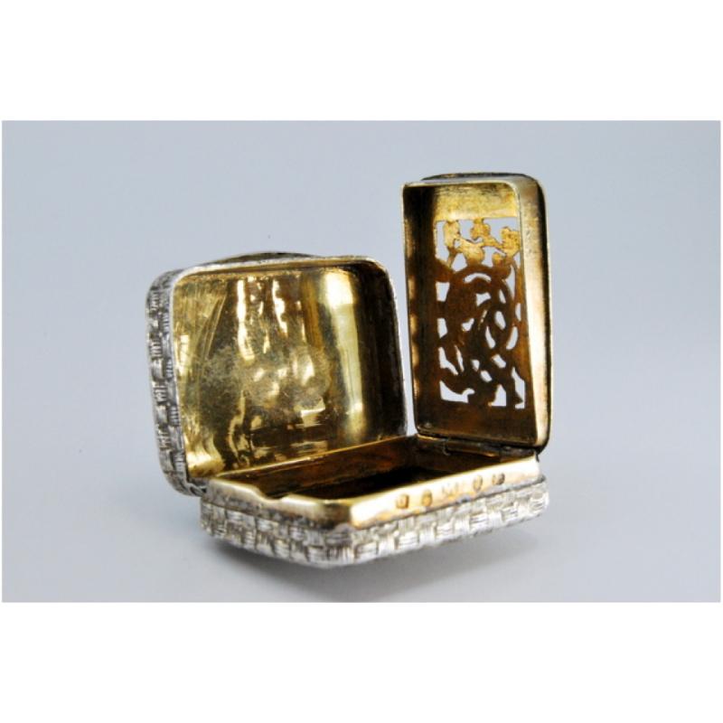 Silver-gold vinaigrette box with asymmetrical engraving, George III period For Sale 1