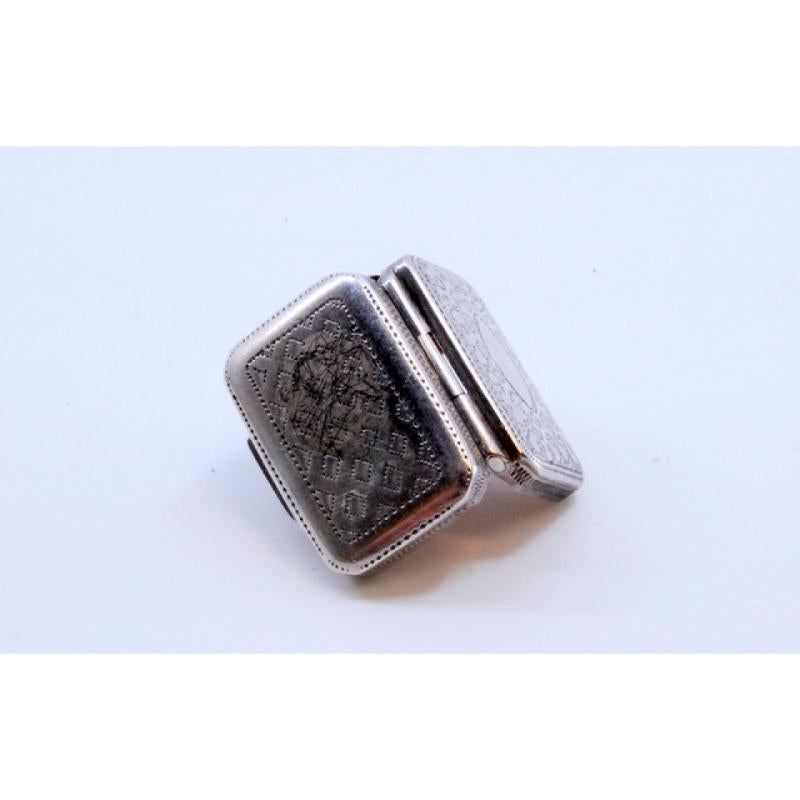 Silver-gold vinaigrette box with asymmetrical engraving, George III period For Sale 3