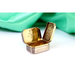 Silver-gold vinaigrette box with asymmetrical lid engraving and lattice interior