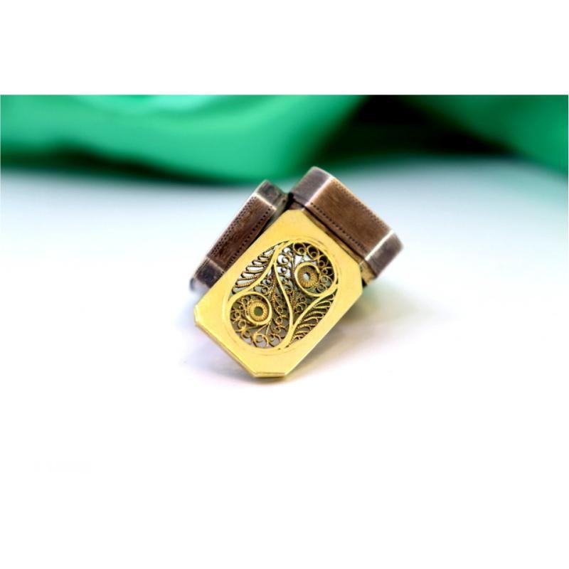 Silver-gold vinaigrette box with asymmetrical lid engraving and lattice interior (Europäisch) im Angebot