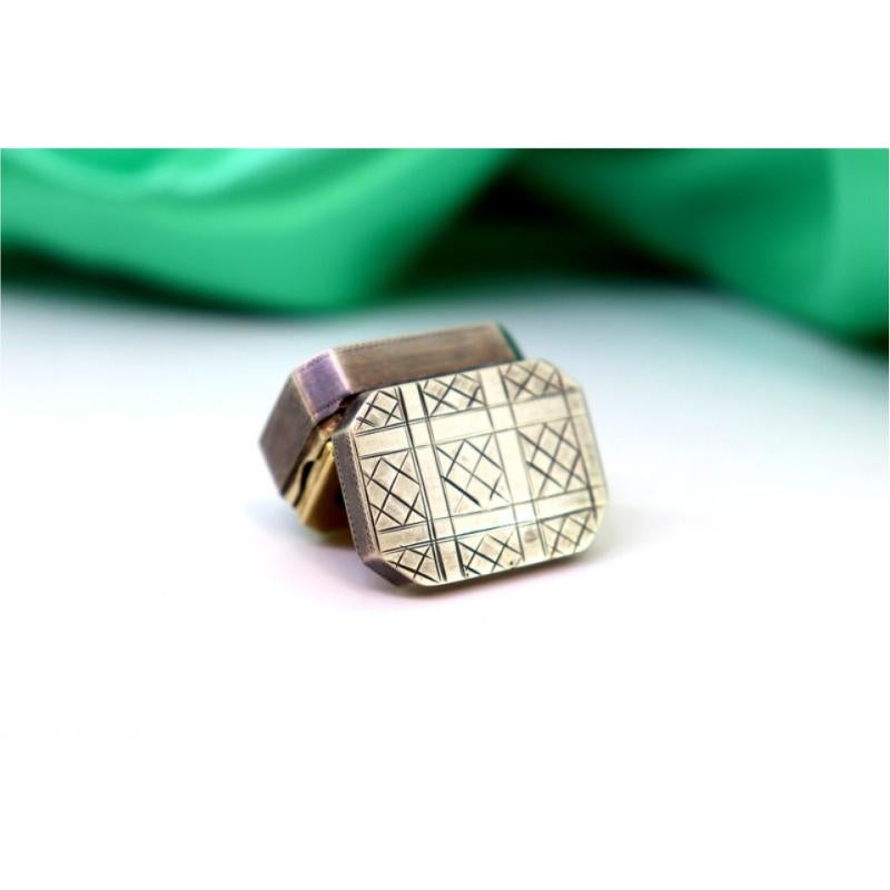 Silver-gold vinaigrette box with asymmetrical lid engraving and lattice interior im Zustand „Gut“ im Angebot in Porto, PT