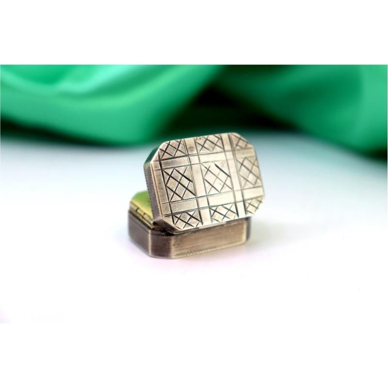 Silver-gold vinaigrette box with asymmetrical lid engraving and lattice interior (19. Jahrhundert) im Angebot