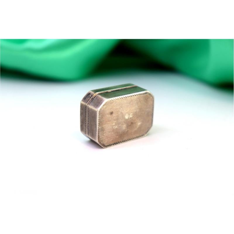 Silver-gold vinaigrette box with asymmetrical lid engraving and lattice interior (Silber) im Angebot