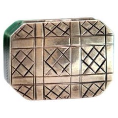 Silver-gold vinaigrette box with asymmetrical lid engraving and lattice interior