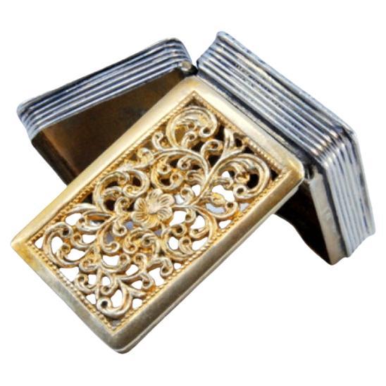 Vinaigrette-Dose aus Silber und Gold mit Perlenrand und Aufhängering, George IV. im Angebot