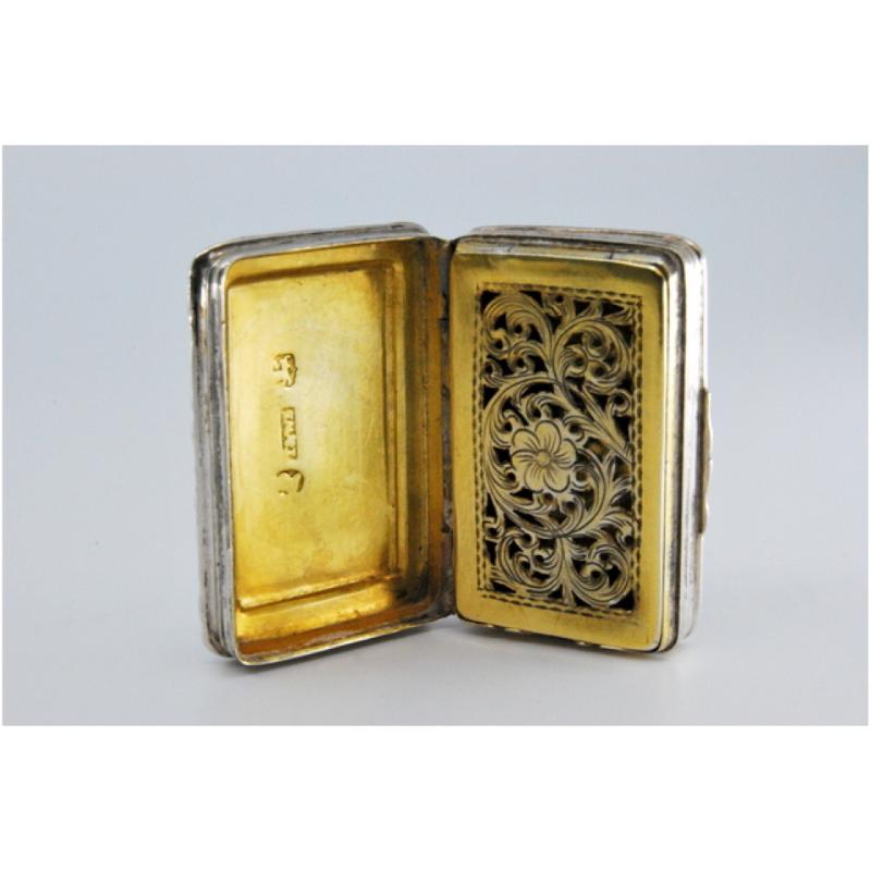 Silver-gold vinaigrette box with book-shaped engraved lid, George IV period im Angebot 4