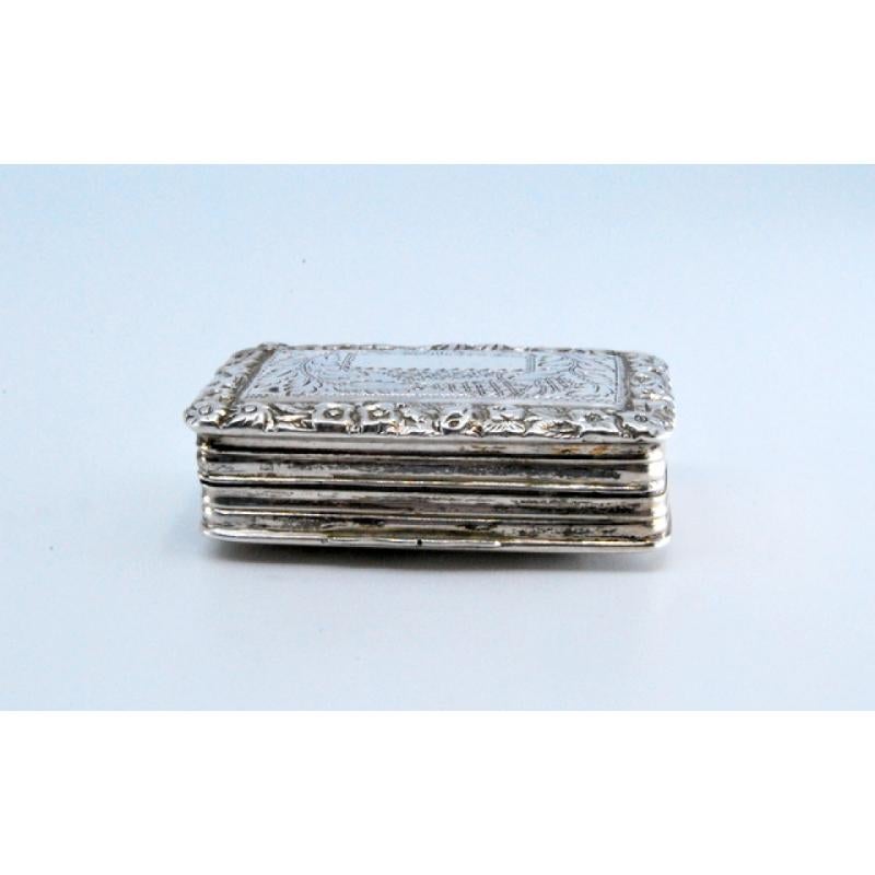 Silver-gold vinaigrette box with book-shaped engraved lid, George IV period im Zustand „Gut“ im Angebot in Porto, PT