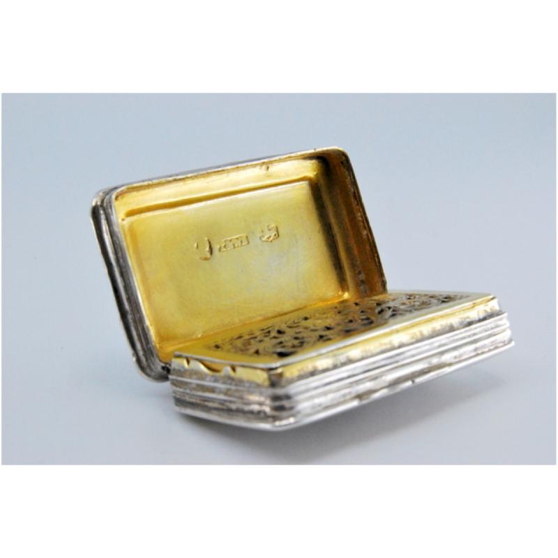 Silver-gold vinaigrette box with book-shaped engraved lid, George IV period (19. Jahrhundert) im Angebot