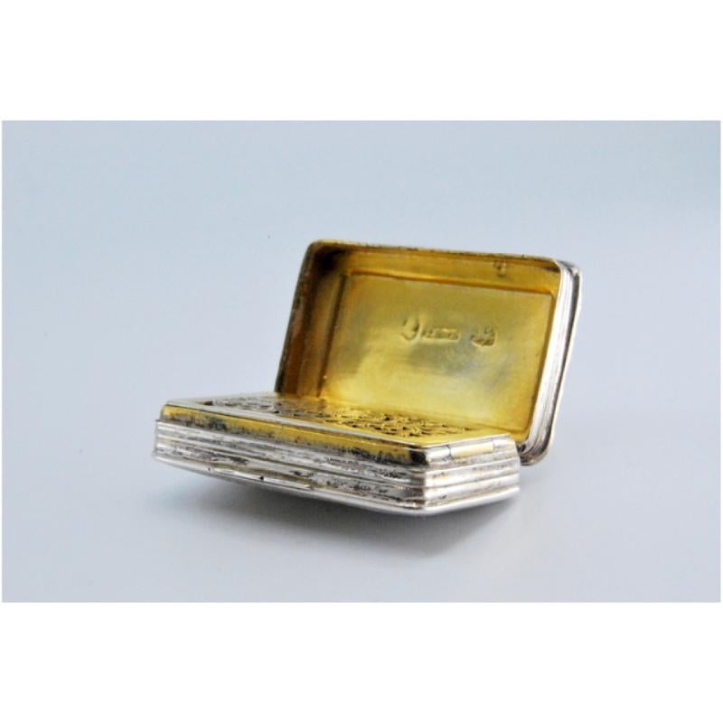 Silver-gold vinaigrette box with book-shaped engraved lid, George IV period (Silber) im Angebot