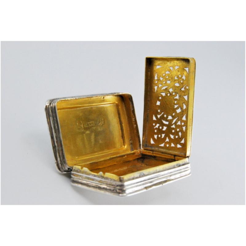 Silver-gold vinaigrette box with book-shaped engraved lid, George IV period im Angebot 1