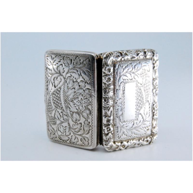 Silver-gold vinaigrette box with book-shaped engraved lid, George IV period im Angebot 3
