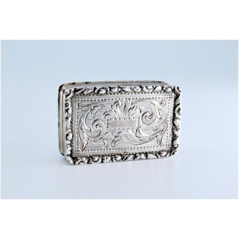 Beschreibung: Vinaigrette-Dose aus Silber und Gold mit Reliefs auf dem Deckel in Form eines viktorianischen Buches. Metall: Silber. Herkunft: Englisch. Marke: Birmingham. Gewicht: 10.45 Gramm. Abmessungen: 3x0,7cm. Inhalt: Silber (925/1000) - Gold