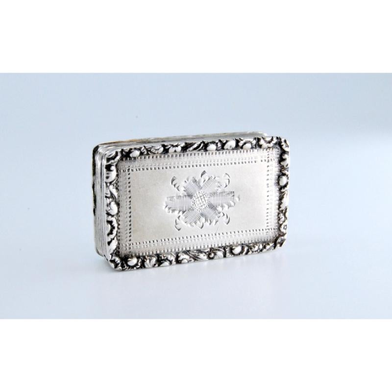 Silver-gold vinaigrette box with book-shaped lid reliefs, Victorian period (Europäisch) im Angebot