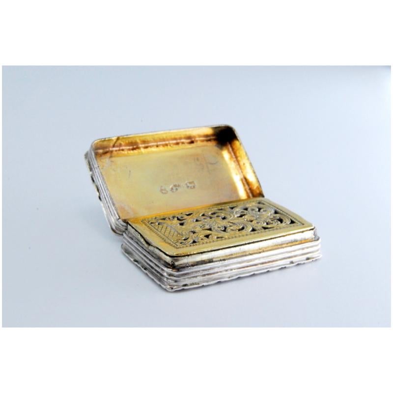 Silver-gold vinaigrette box with book-shaped lid reliefs, Victorian period im Zustand „Gut“ im Angebot in Porto, PT
