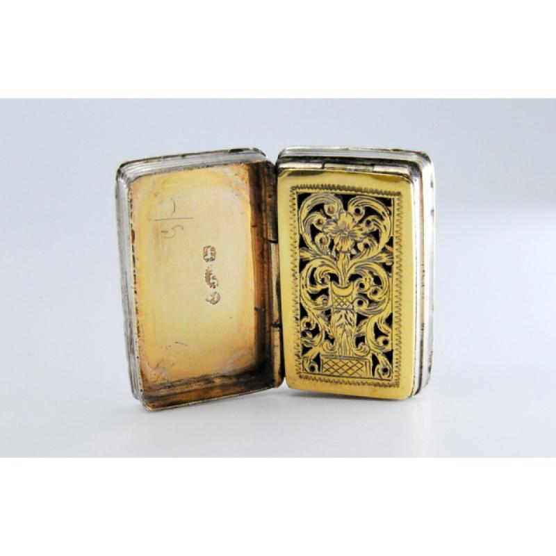 Silver-gold vinaigrette box with book-shaped lid reliefs, Victorian period (19. Jahrhundert) im Angebot