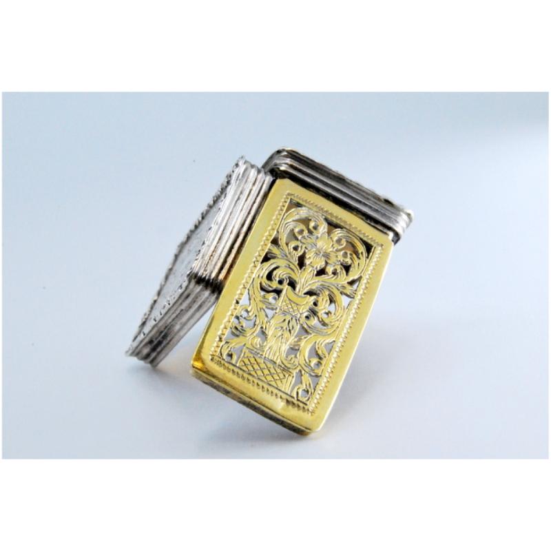 Silver-gold vinaigrette box with book-shaped lid reliefs, Victorian period (Silber) im Angebot